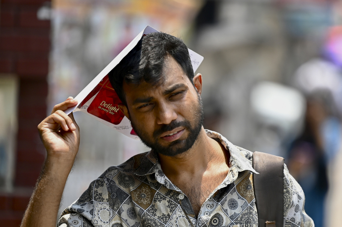 Người đàn ông đi lại trong nắng nóng ở Dhaka, Bangladesh ngày 6/6. Ảnh: AFP