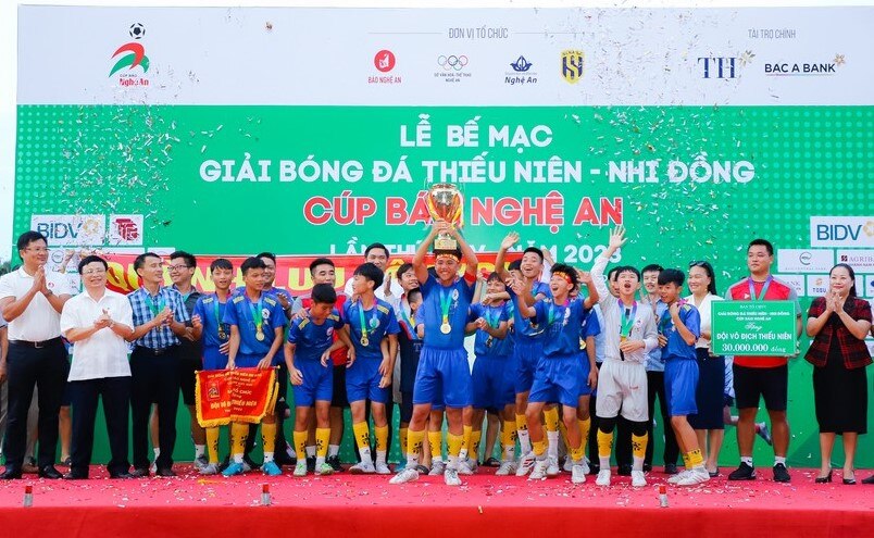 giai bong da thieu nien  nhi dong cup bao nghe an lan thu 25 thanh cong tot dep hinh 4