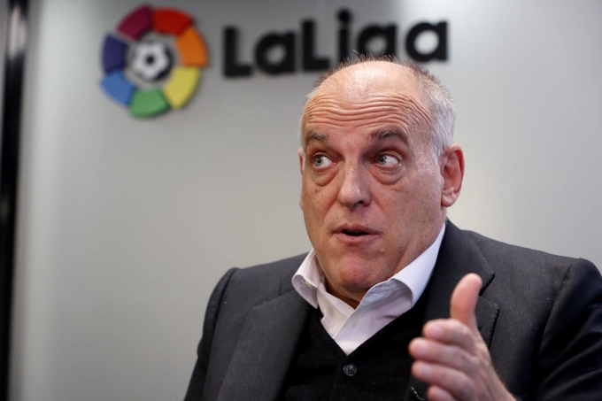 Tebas trong một cuộc họp báo của La Liga. Ảnh: Reuters