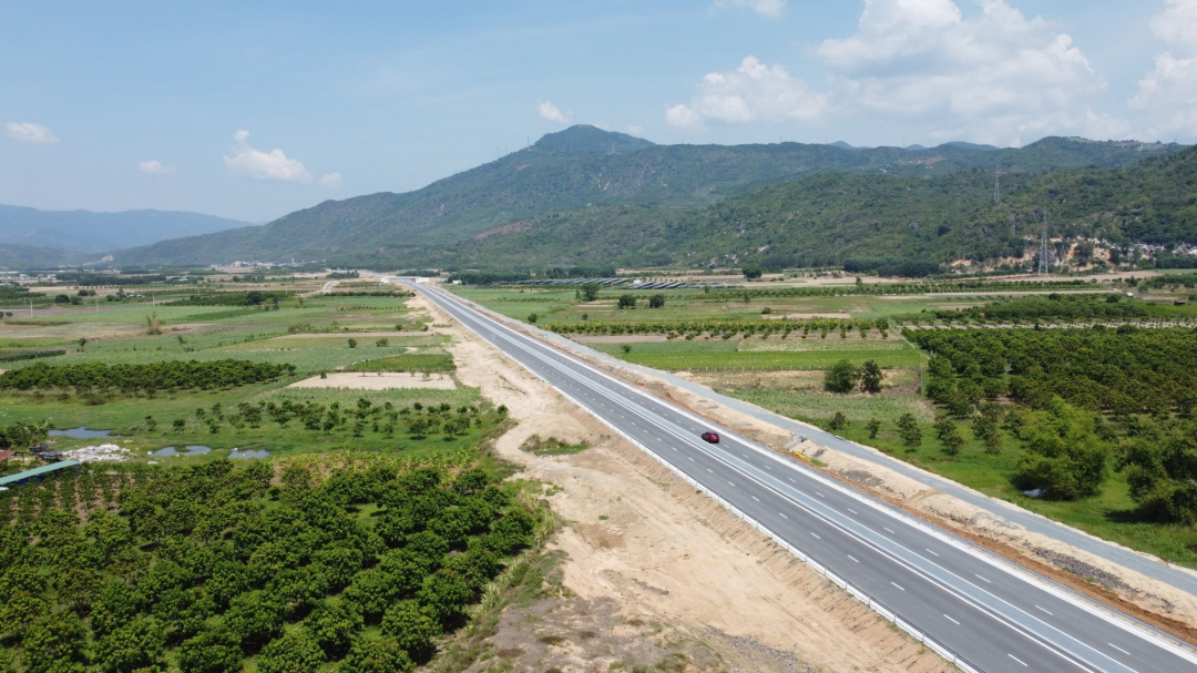 Cao tốc Nha Trang - Cam Lâm như một dải lụa vắt qua những vùng đất xanh mướt của huyện Cam Lâm.