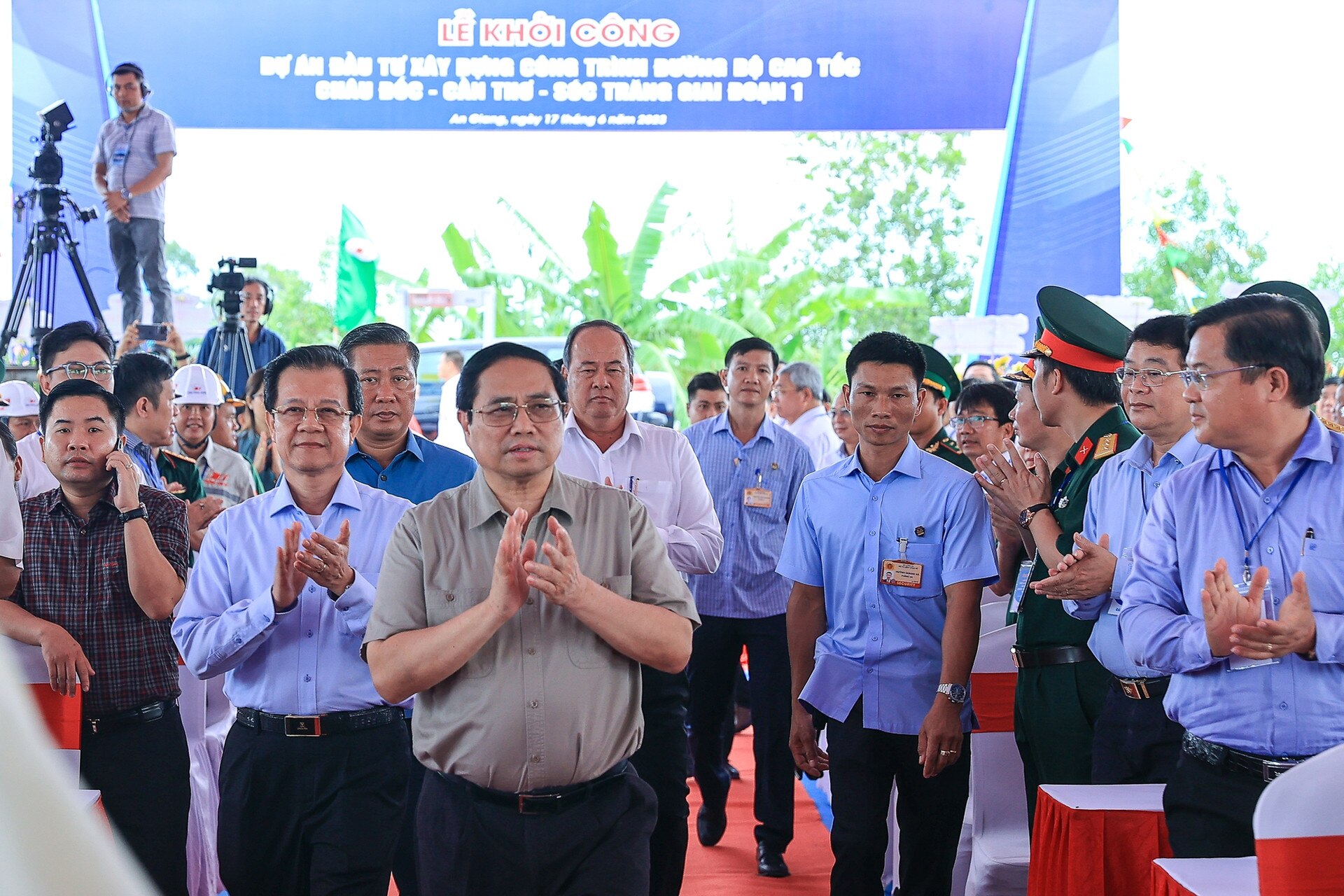 Thủ tướng phát lệnh khởi công tuyến cao tốc gần 45 nghìn tỷ đồng tại ĐBSCL - Ảnh 1.