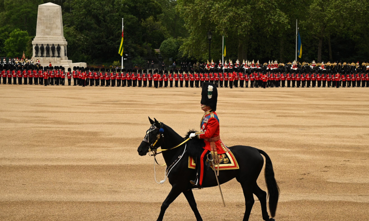 Vua Charles III cưỡi ngựa duyệt binh mừng sinh nhật