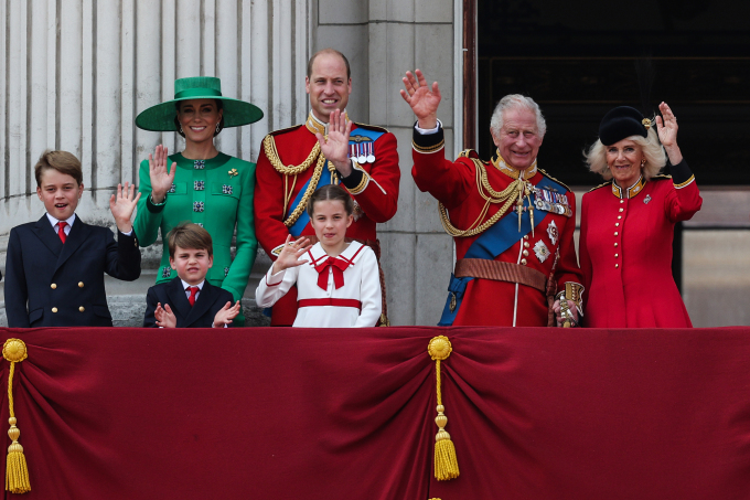 Gia đình Thái tử William đứng cạnh Vua Charles (thứ hai từ phải sang) và Hoàng hậu Camilla trên ban công Cung điện Buckingham, vẫy tay chào người dân ngày 17/6. Ảnh: AFP