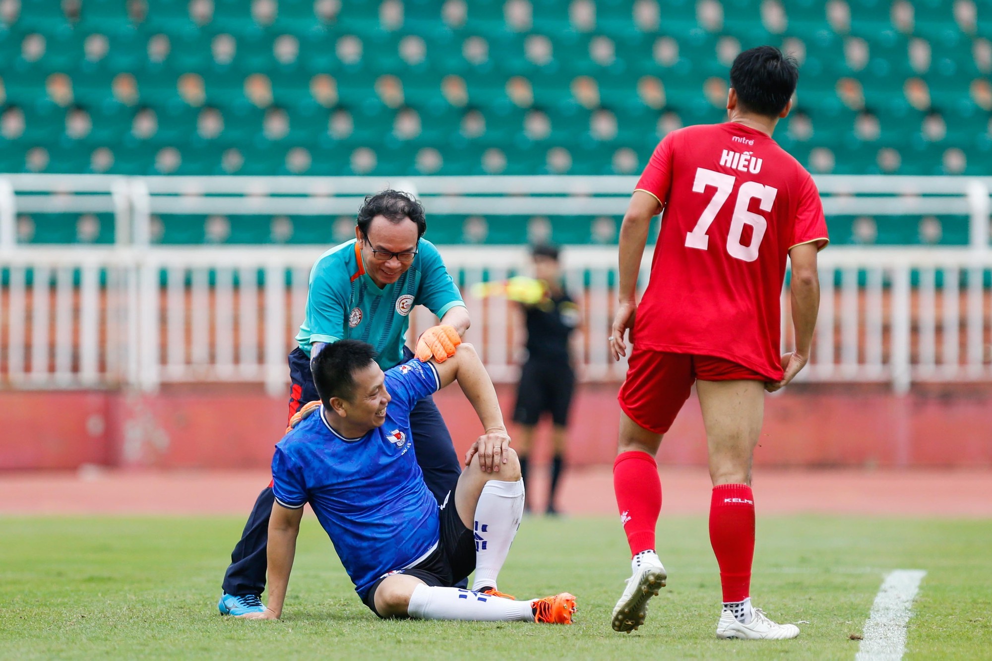 Giao hữu bóng đá đặc biệt chào mừng Ngày Báo chí cách mạng Việt Nam - Ảnh 6.