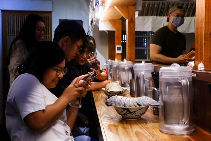 Bát mỳ ramen kèm bọ biển. Ảnh: CNN