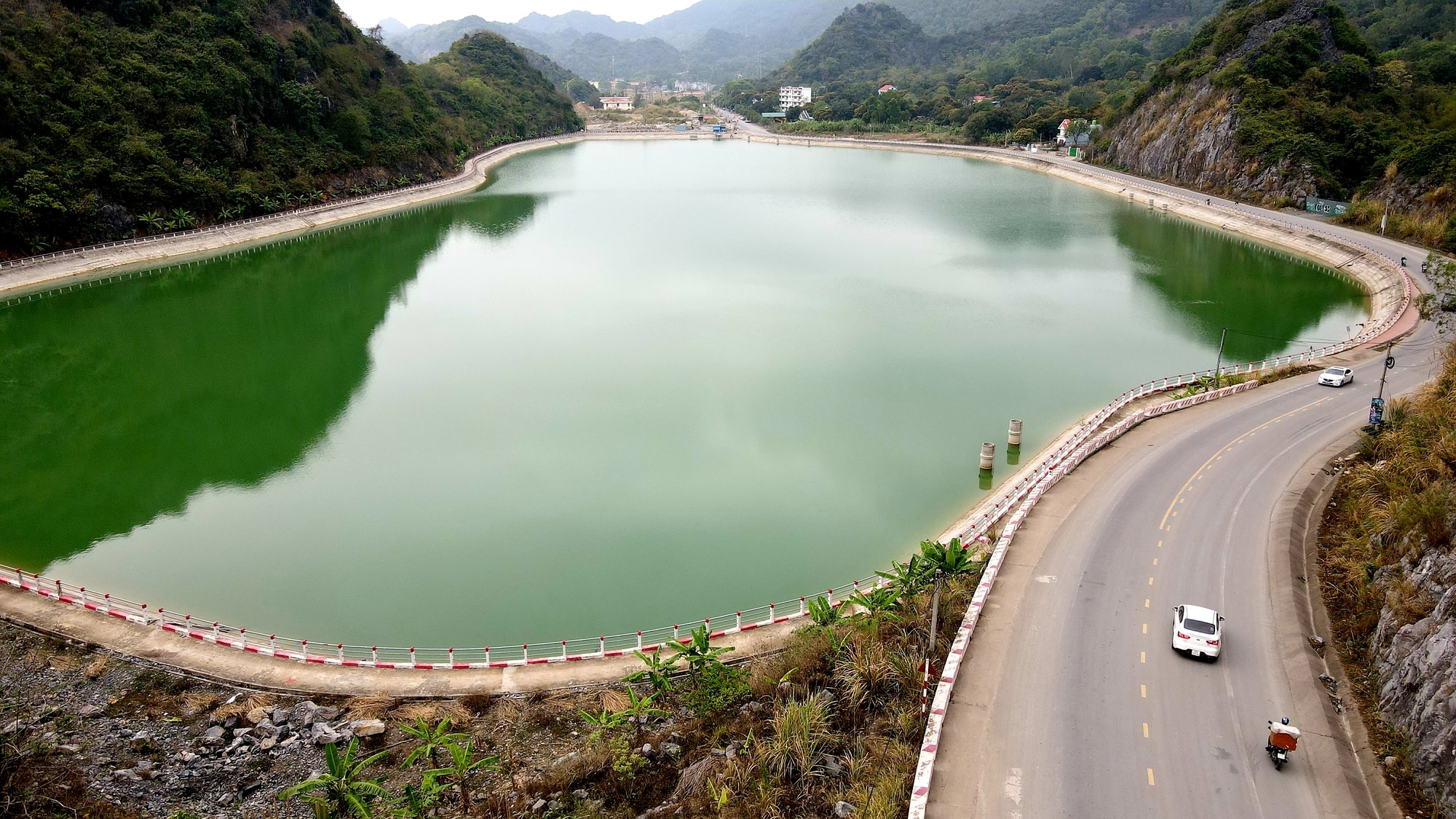 Hải Phòng: Vì sao chậm sửa chữa hồ nước ngọt lớn nhất Cát Bà bị sạt lở? - Ảnh 3.