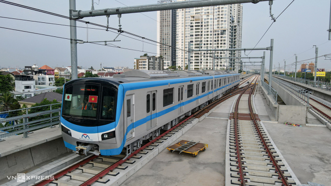 Đoàn tàu thuộc Metro số 1 chạy thử đoạn trên cao hồi tháng 4/2023. Ảnh: Quỳnh Trần