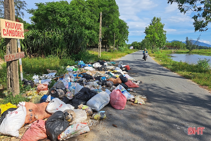 Đổ rác bừa bãi gây ô nhiễm môi trường ở Nghi Xuân