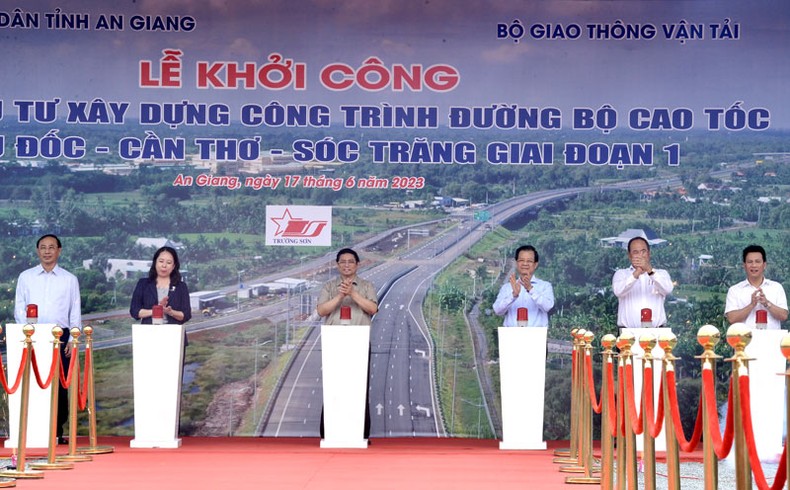 Thủ tướng Phạm Minh Chính cùng các đại biểu bấm nút khởi công Dự án đầu tư xây dựng công trình đường bộ cao tốc Châu Đốc-Cần Thơ-Sóc Trăng giai đoạn 1.