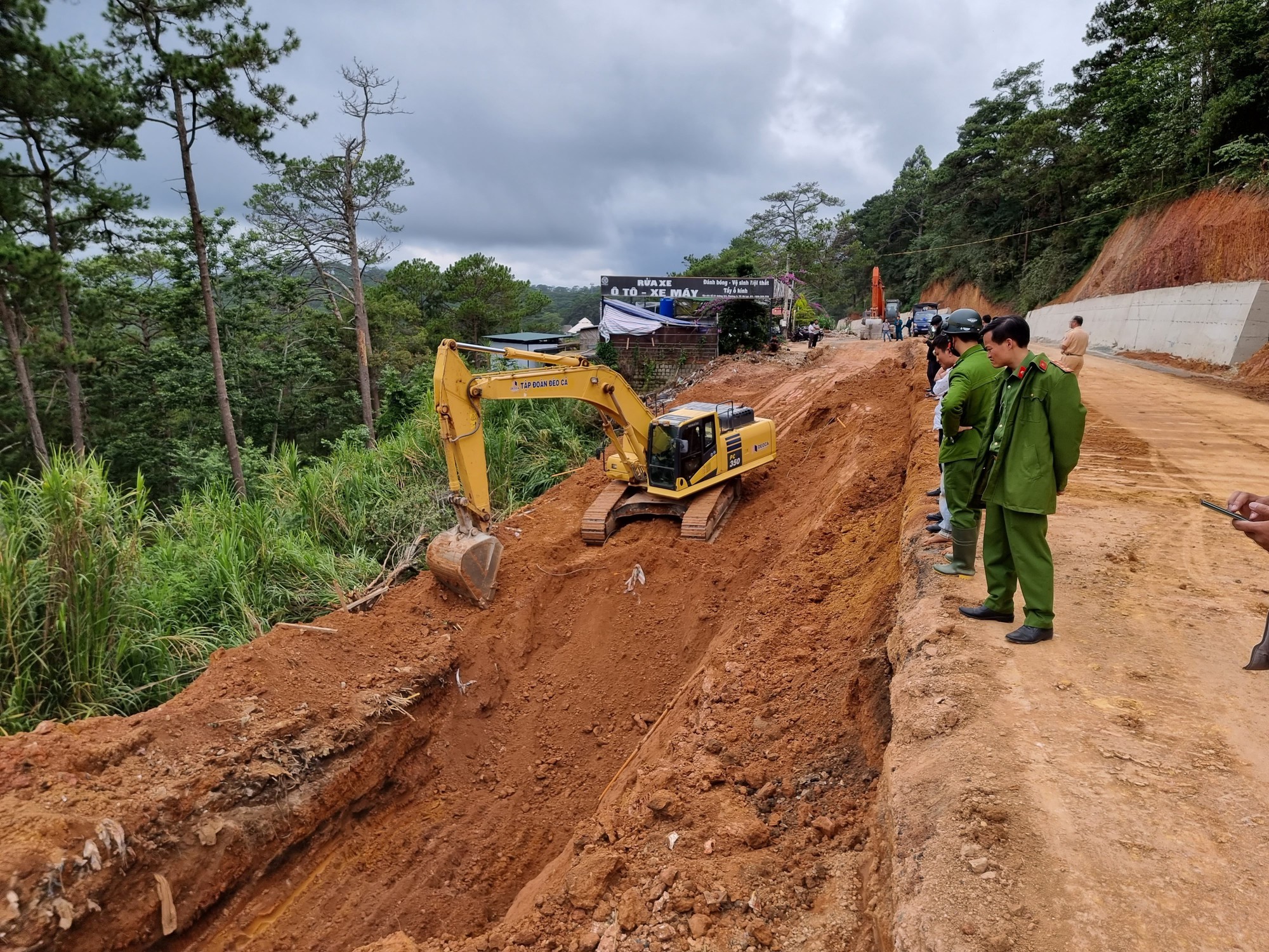 Lâm Đồng: Mưa lớn sập bờ ta luy, khiến 1 người đang ngủ tử vong  - Ảnh 5.