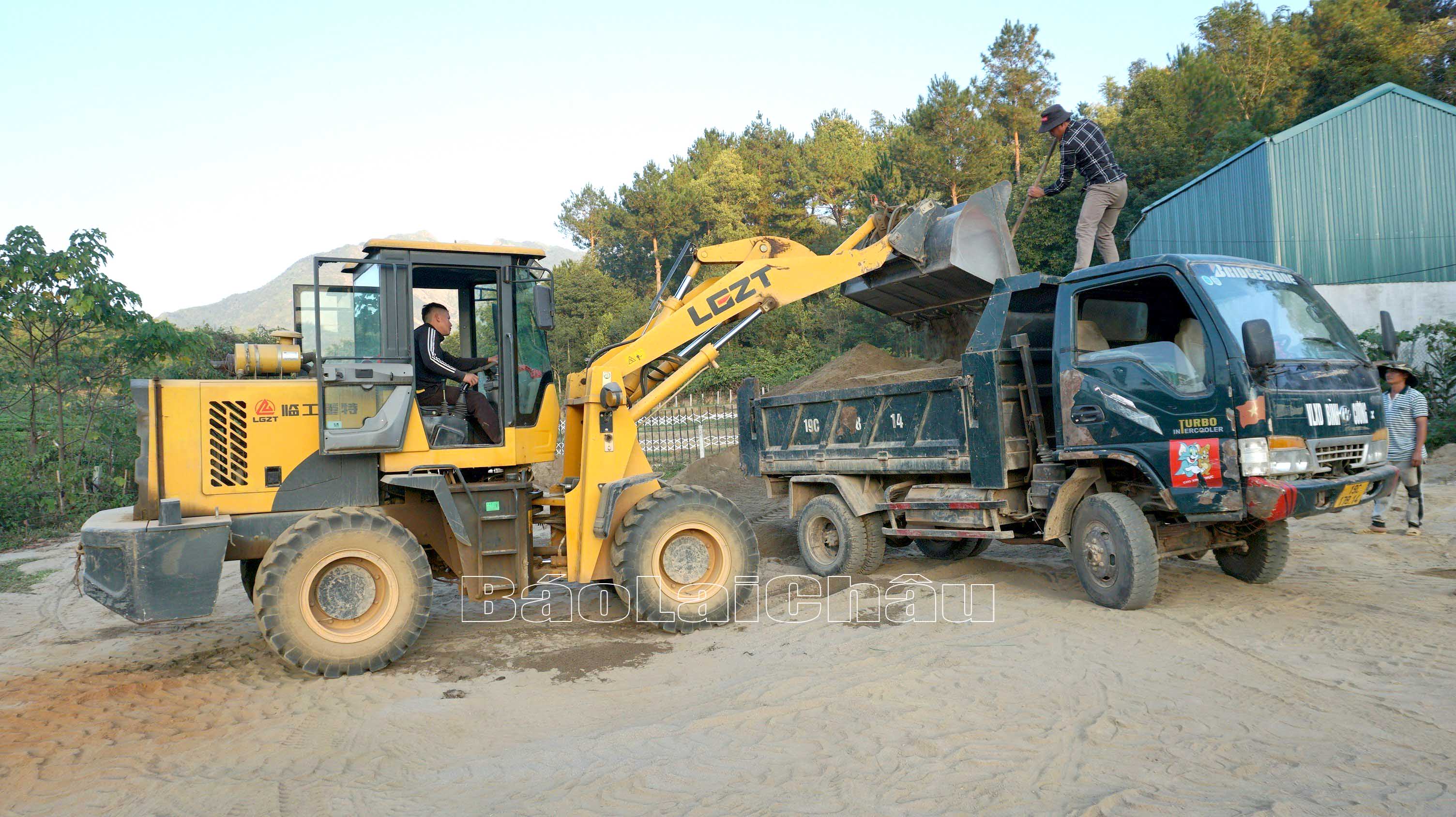 Ngoài khai thác các tiềm năng lợi thế, huyện Than Uyên chú trọng thúc đẩy phát triển thương mại dịch vụ, công nghiệp.