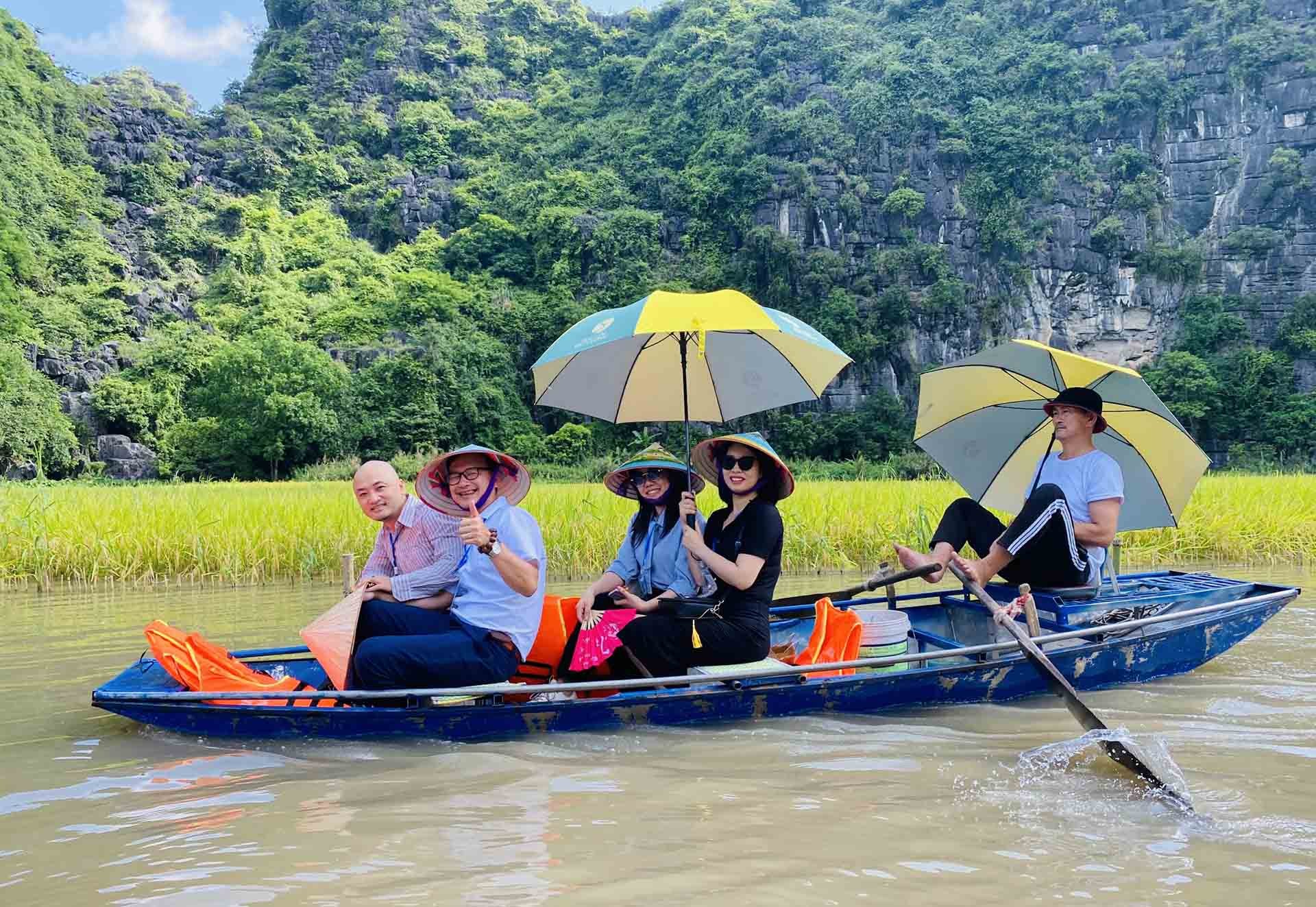 Trải nghiệm chèo thuyền tại Tam Cốc - Bích Động.  (Ảnh: An Bình)