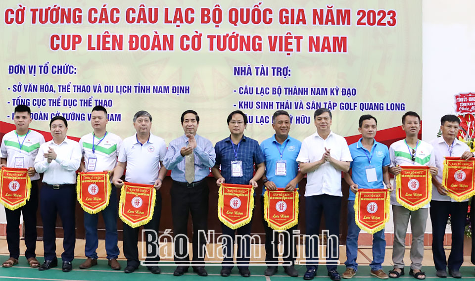 Đồng chí Trần Lê Đoài, TUV, Phó Chủ tịch UBND tỉnh và Ban tổ chức Giải tặng cờ lưu niệm cho các đoàn tham dự.