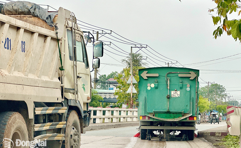 Để giảm bớt bụi đất trên đường tỉnh 768 (H.Vĩnh Cửu) do xe tải ben chở vật liệu gây ra, cơ quan chức năng đã triển khai xe quét đường hoạt động liên tục