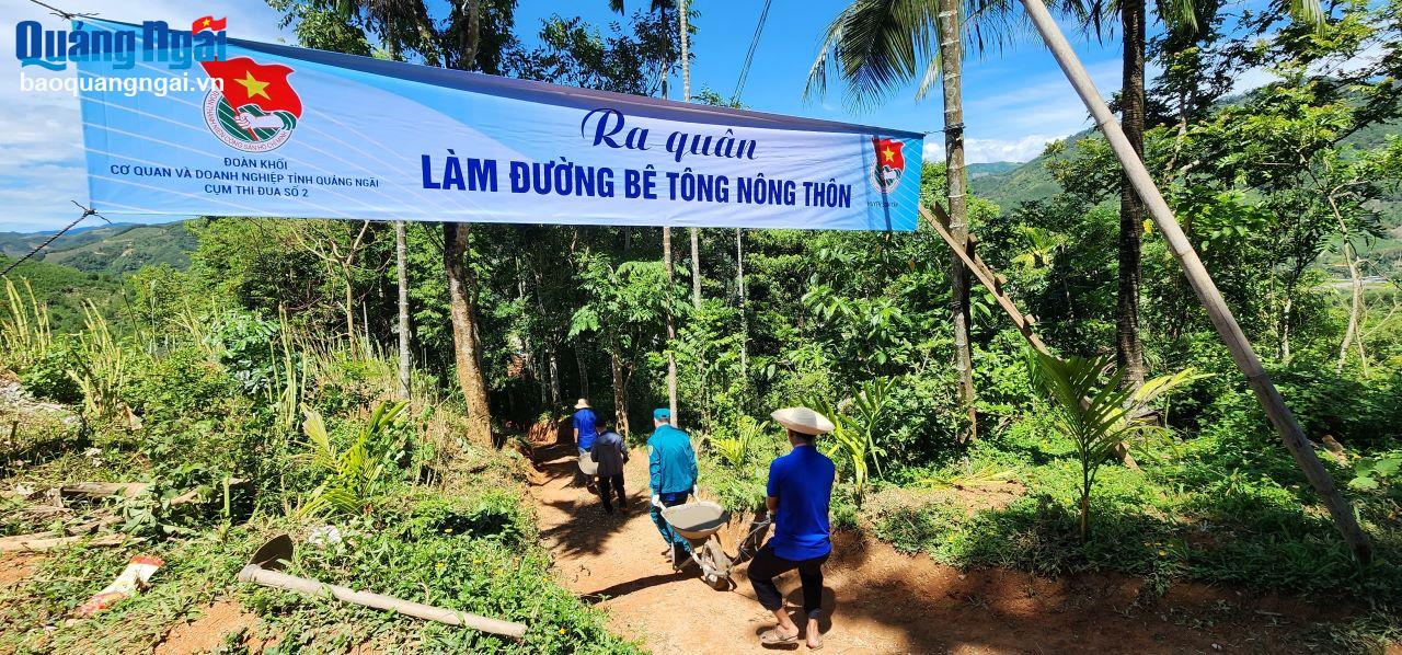 Gần 100 bạn trẻ tham gia làm đường bê tông nông thôn giúp người dân thôn Nước Min xã Sơn Mùa.