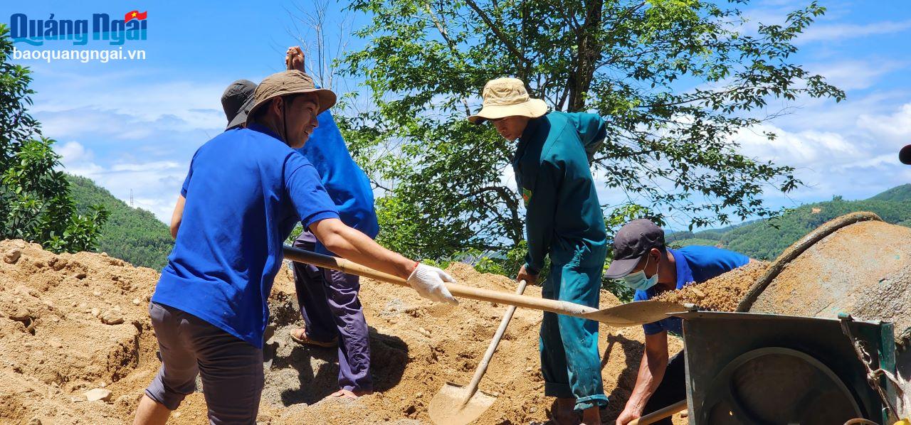 Ngay sau lễ ra quân, tuổi trẻ Đoàn Khối Cơ quan và Doanh nghiệp tỉnh chia ra nhiều cánh quân để thực hiện các phần việc tình nguyện. 