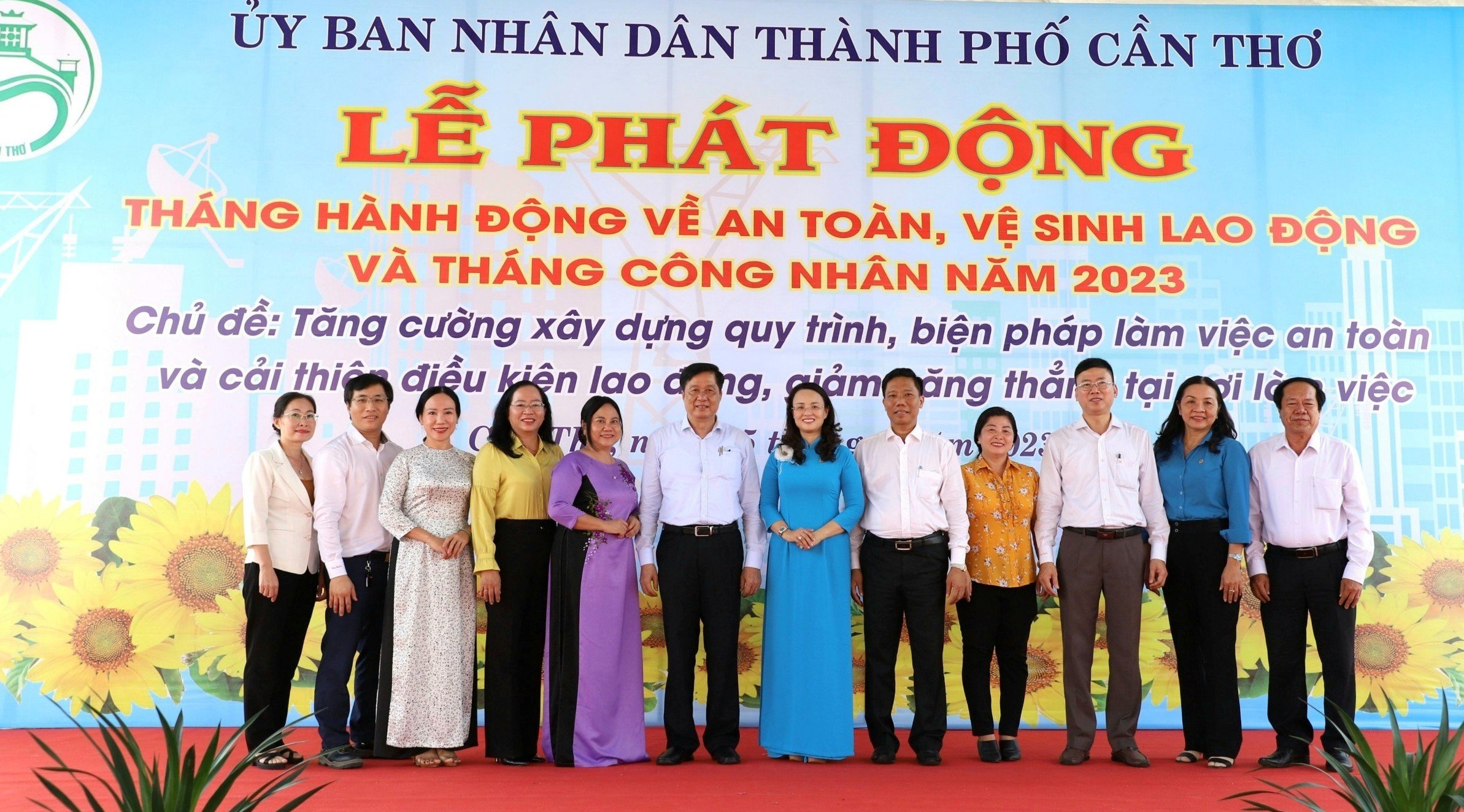 Lãnh đạo thành phố và các sở, ngành tham dự lễ phát động Tháng Hành động về ATVSLĐ và Tháng Công nhân năm 2023. Ảnh: Sở Lao động - Thương binh và Xã hội thành phố cung cấp.