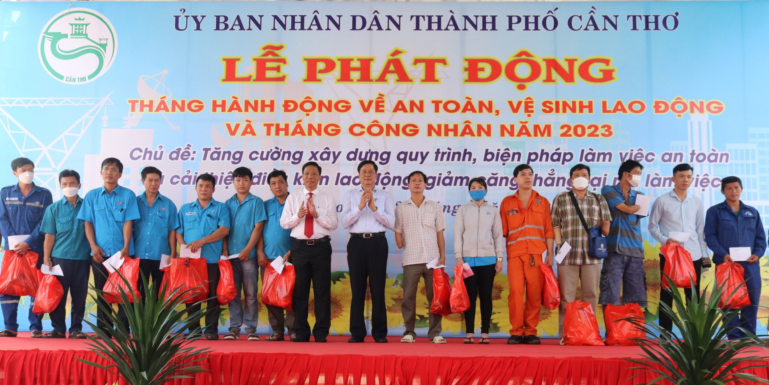 Lãnh đạo thành phố tặng quà công nhân bị TNLĐ tại lễ phát động. Ảnh: Sở Lao động - Thương binh và Xã hội thành phố cung cấp