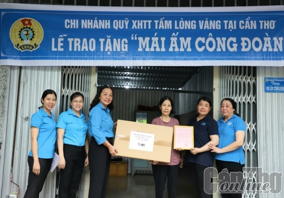 Lãnh đạo LĐLĐ thành phố bàn giao Mái ấm Công đoàn cho đoàn viên khó khăn về nhà ở. Ảnh: Hồng Vân