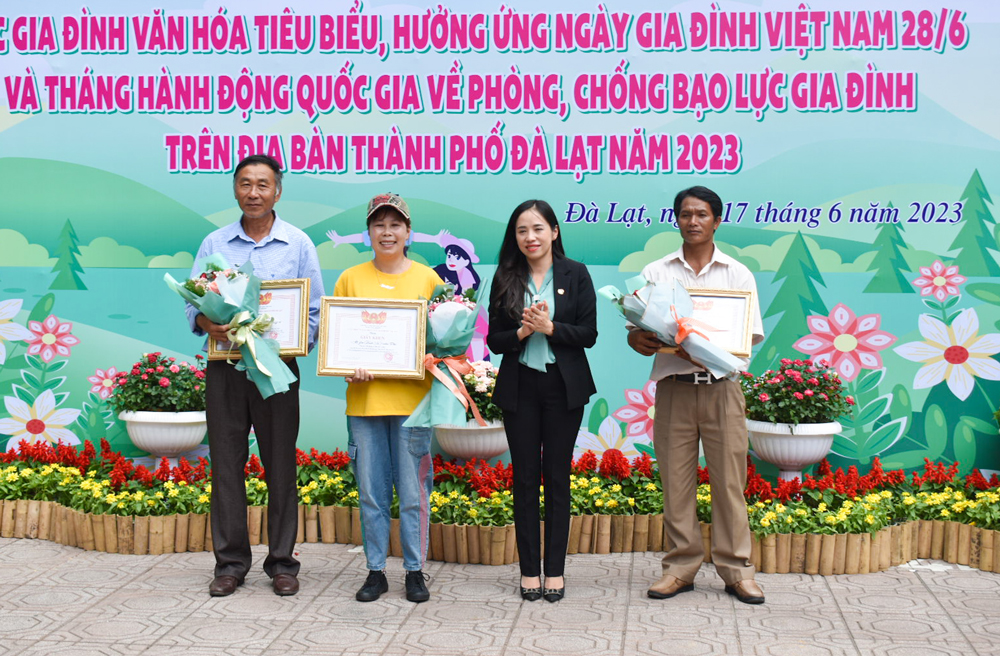 Trao giải cho các đội thi đạt giải 