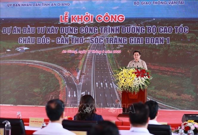 Thủ tướng Phạm Minh Chính phát lệnh khởi công Dự án tuyến đường bộ cao tốc Sóc Trăng-Cần Thơ-Châu Đốc giai đoạn 1. Ảnh: Dương Giang/TTXVN