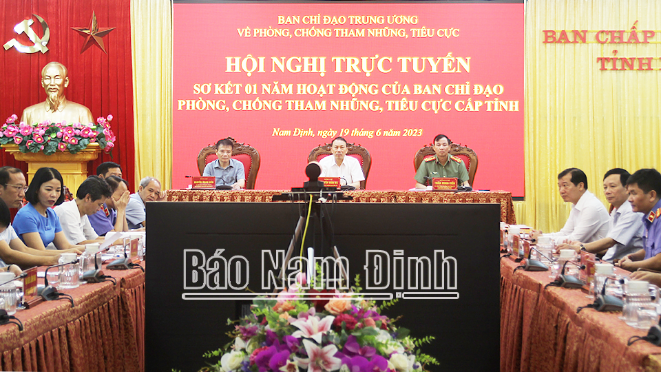 Các đồng chí Ủy viên Ban TVTU: Nguyễn Văn Va, Trưởng Ban Tổ chức Tỉnh ủy, Phó Trưởng Ban Chỉ đạo PCTNTC tỉnh; Nguyễn Mạnh Hiền, Chủ nhiệm Ủy ban Kiểm tra Tỉnh ủy, Phó Trưởng Ban Chỉ đạo PCTNTC tỉnh; Trần Minh Tiến, Giám đốc Công an tỉnh, Phó Trưởng Ban Chỉ đạo PCTNTC tỉnh và các đại biểu dự hội nghị tại điểm cầu tỉnh Nam Định.