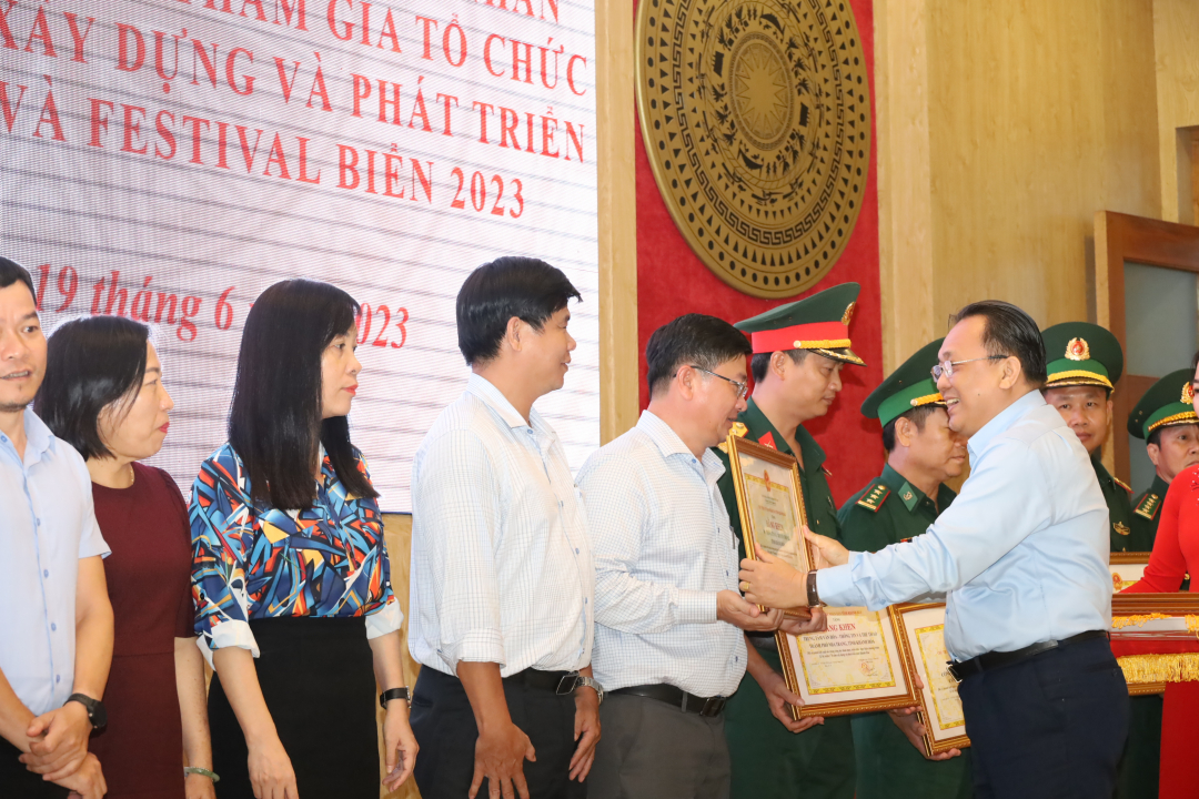 Đồng chí Lê Hữu Hoàng trao bằng khen cho tập thể Báo Khánh Hòa đã có thành tích xuất sắc trong thực hiện chương trình Lễ kỷ niệm 370 xây dựng và phát triển tỉnh Khánh Hòa. 