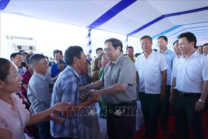 Thủ tướng Phạm Minh Chính với nhân dân vùng dự án 2 tuyến cao tốc Vĩnh Hảo - Phan Thiết và Nha Trang - Cam Lâm. Ảnh: Dương Giang/TTXVN