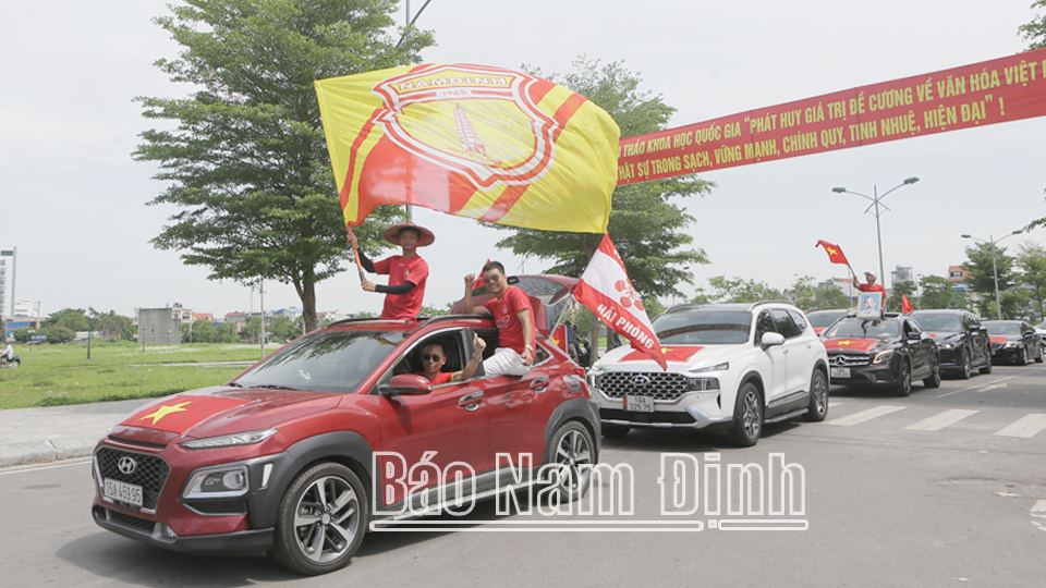 Hội CĐV bóng đá Nam Định tổ chức diễu hành trên các đường phố Thành phố Nam Định, nhằm thể hiện tinh thần yêu bóng đá và nhiệt huyết cổ vũ cho đội tuyển bóng đá quốc gia Việt Nam thi đấu ở “chảo lửa” Thiên Trường.