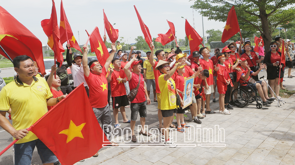 Hội CĐV Nam Định đã chuẩn bị hằng trăm lá cờ Tổ quốc; ảnh Bác Hồ; hơn 90 tay kèn và dàn 20 trống lớn “trình diễn”, mang đến không khí sôi động tại Thiên Trường, tiếp sức cho các cầu thủ đội tuyến bóng đá quốc gia Việt Nam