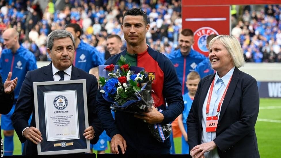 Cristiano Ronaldo cán mốc 200 bàn thắng cho đội tuyển quốc gia, nhận kỷ lục Guiness