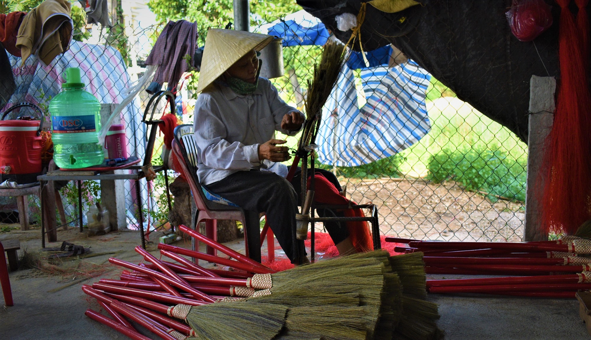 Để làm hoàn thiện cây chổi đót trải qua nhiều công đoạn khác nhau. Ảnh: Q.T