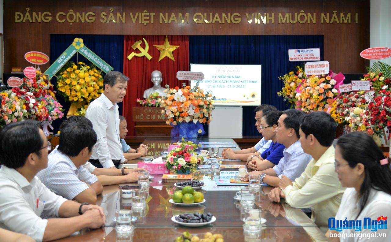 Tổng Biên tập Báo Quảng Ngãi Nguyễn Phú Đức phát biểu cảm ơn các đồng chí Bí thư Tỉnh ủy, Chủ tịch HĐND tỉnh Bùi Thị Quỳnh Vân và các đồng chí lãnh đạo tỉnh đã đến thăm, động viên Báo Quảng Ngãi.