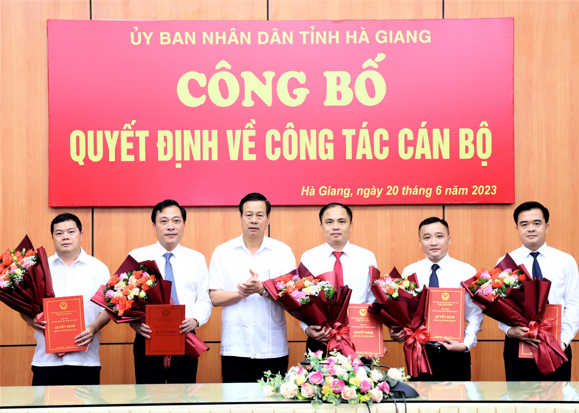 Chủ tịch UBND tỉnh Nguyễn Văn Sơn trao quyết định, tặng hoa các đồng chí được điều động, bổ nhiệm.