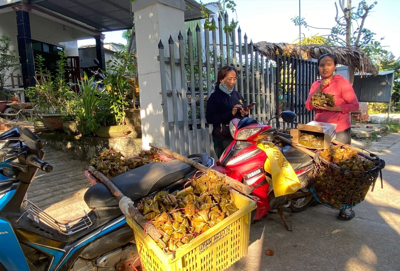 Đưa bánh ú tro ra chợ. Ảnh: N.P