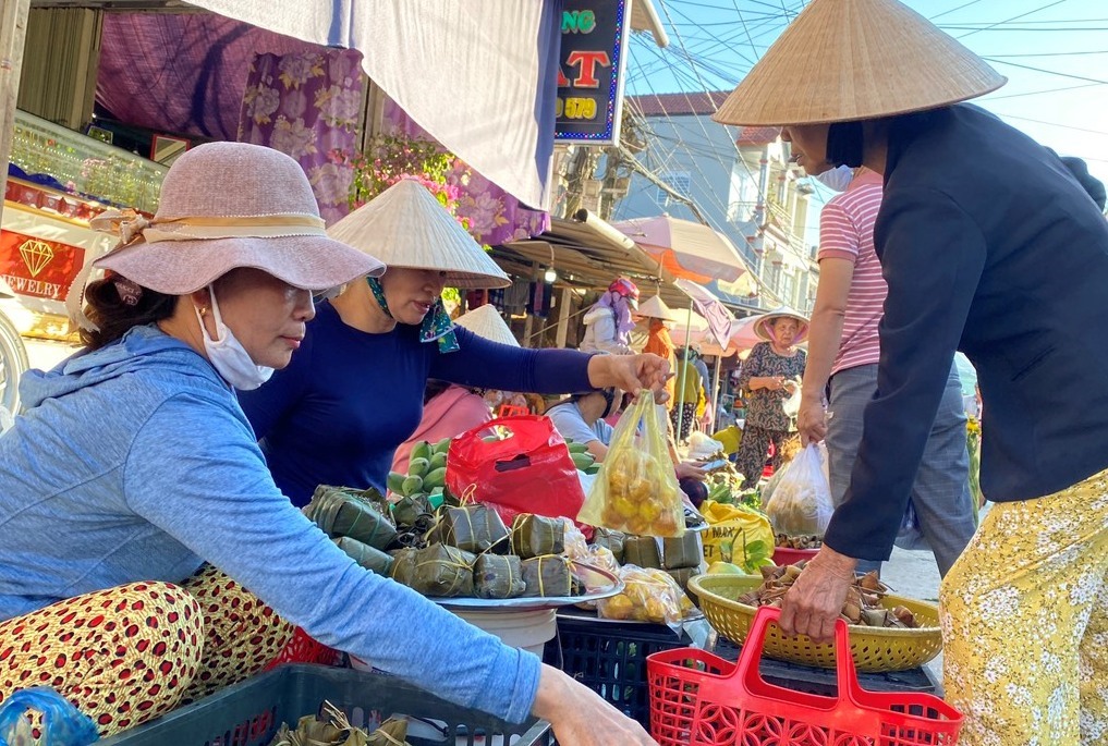 Người dân bày bán các loại bánh phục vụ Tết Đoan ngọ. Ảnh: N.P