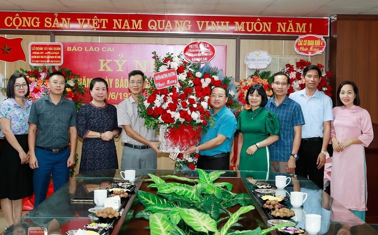 Các cơ quan, đơn vị, địa phương chúc mừng Báo Lào Cai nhân 98 năm Ngày Báo chí cách mạng Việt Nam ảnh 9