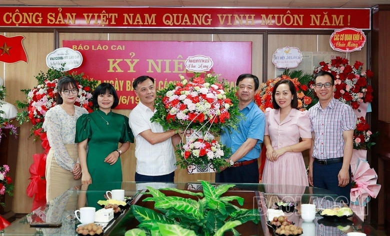 Các cơ quan, đơn vị, địa phương chúc mừng Báo Lào Cai nhân 98 năm Ngày Báo chí cách mạng Việt Nam ảnh 23