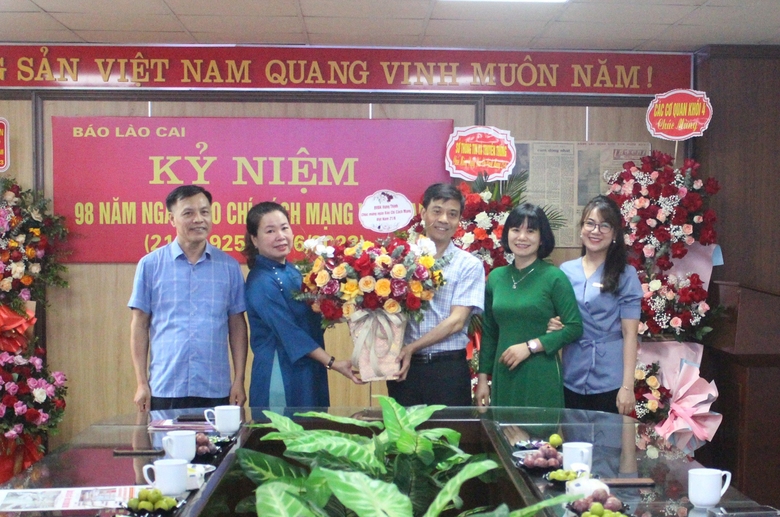 Các cơ quan, đơn vị, địa phương chúc mừng Báo Lào Cai nhân 98 năm Ngày Báo chí cách mạng Việt Nam ảnh 27