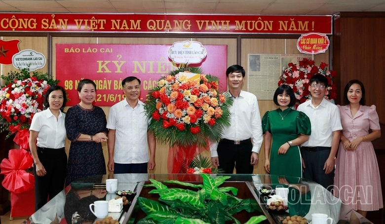 Các cơ quan, đơn vị, địa phương chúc mừng Báo Lào Cai nhân 98 năm Ngày Báo chí cách mạng Việt Nam ảnh 30