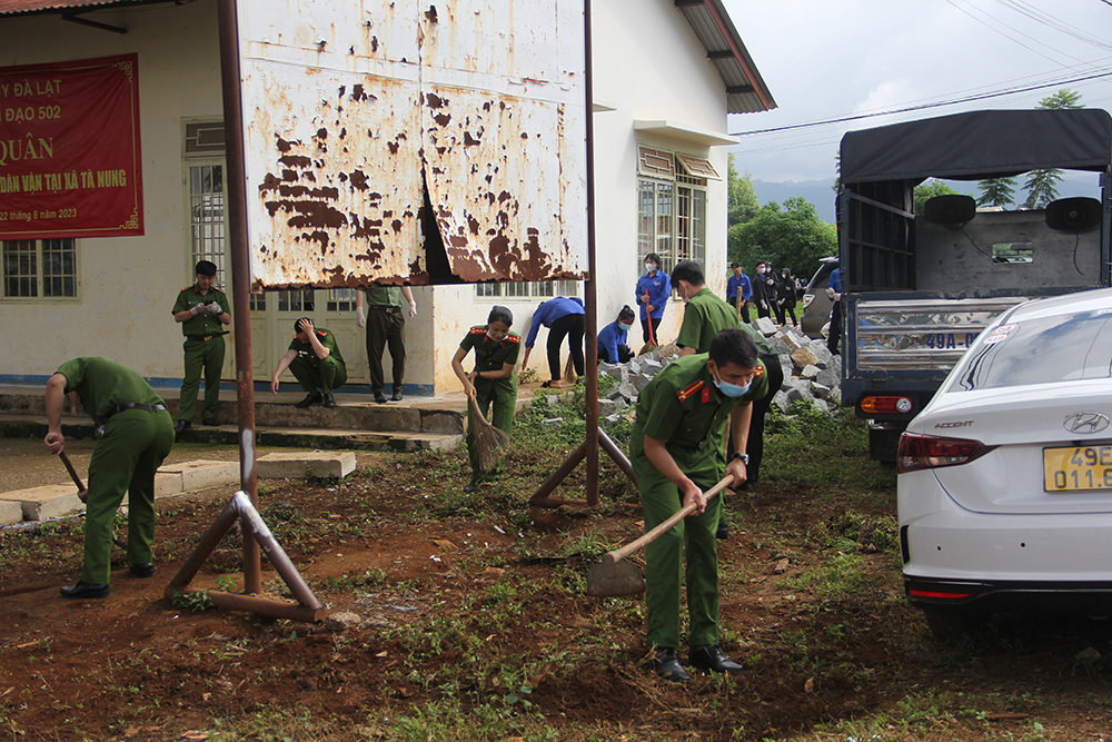 Các lực lượng tham gia dọn vệ sinh môi trường trên địa bàn