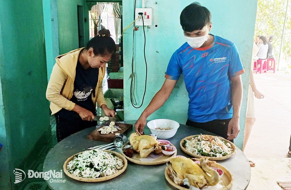 Nhân viên làm việc tại khu ẩm thực của Điểm du lịch sinh thái vườn Chú Lộc La đang chế biến các món ăn phục vụ du khách