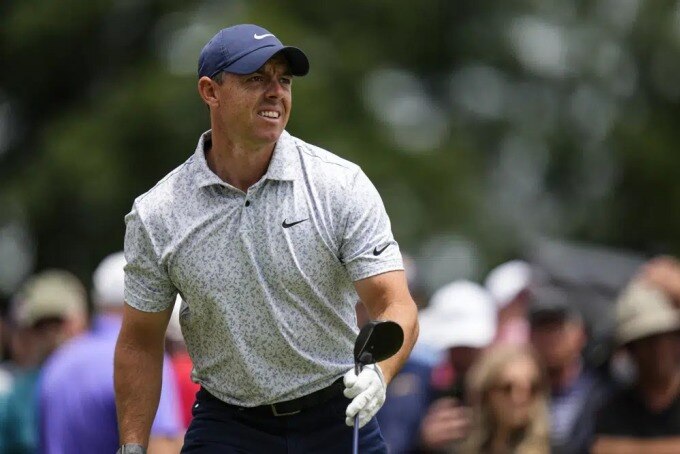 McIlroy dõi theo bóng sau cú phát ở hố 1 vòng đầu Travelers Championship 2023. Ảnh: AP