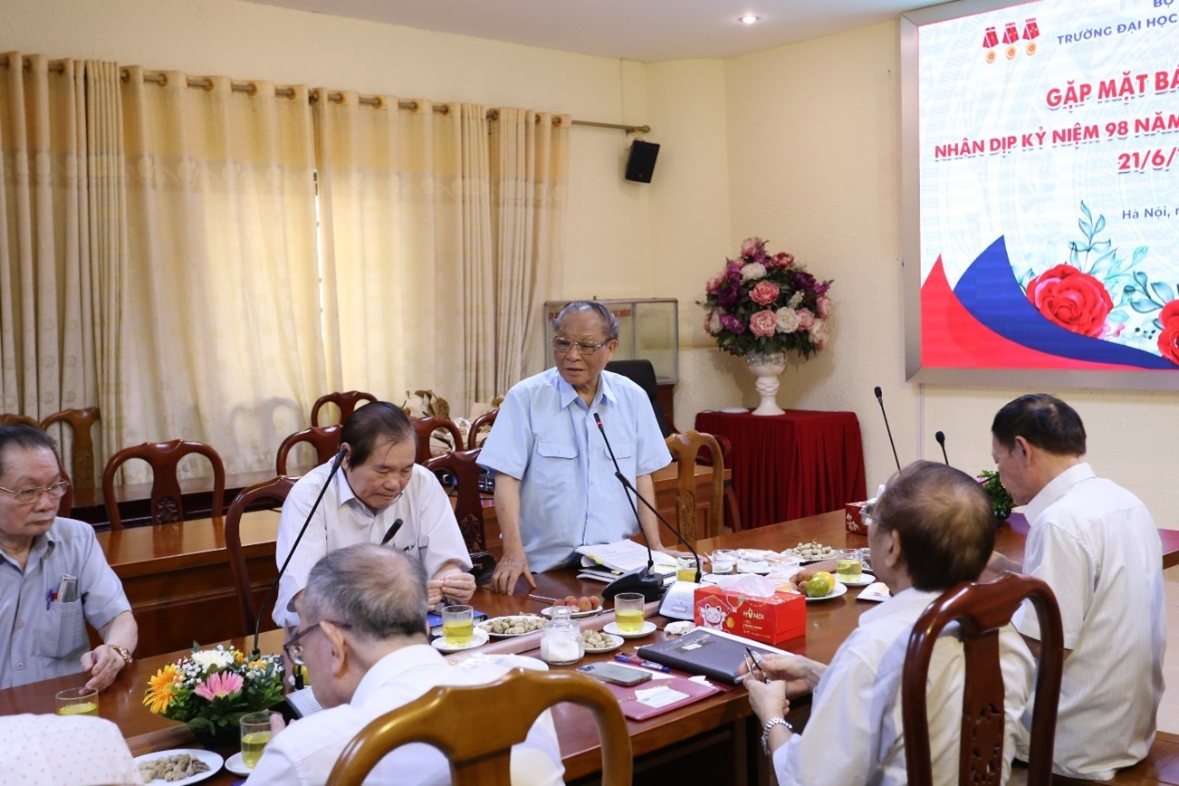 Nhà báo PGS.,TS. Hà Đức Trụ-Phó Tổng Biên tập Tạp chí Kinh doanh và Công nghệ - Trưởng Ban Bản tin KD&CN Hà Nội- Phó Hiệu trưởng phát biểu tại lễ gặp mặt