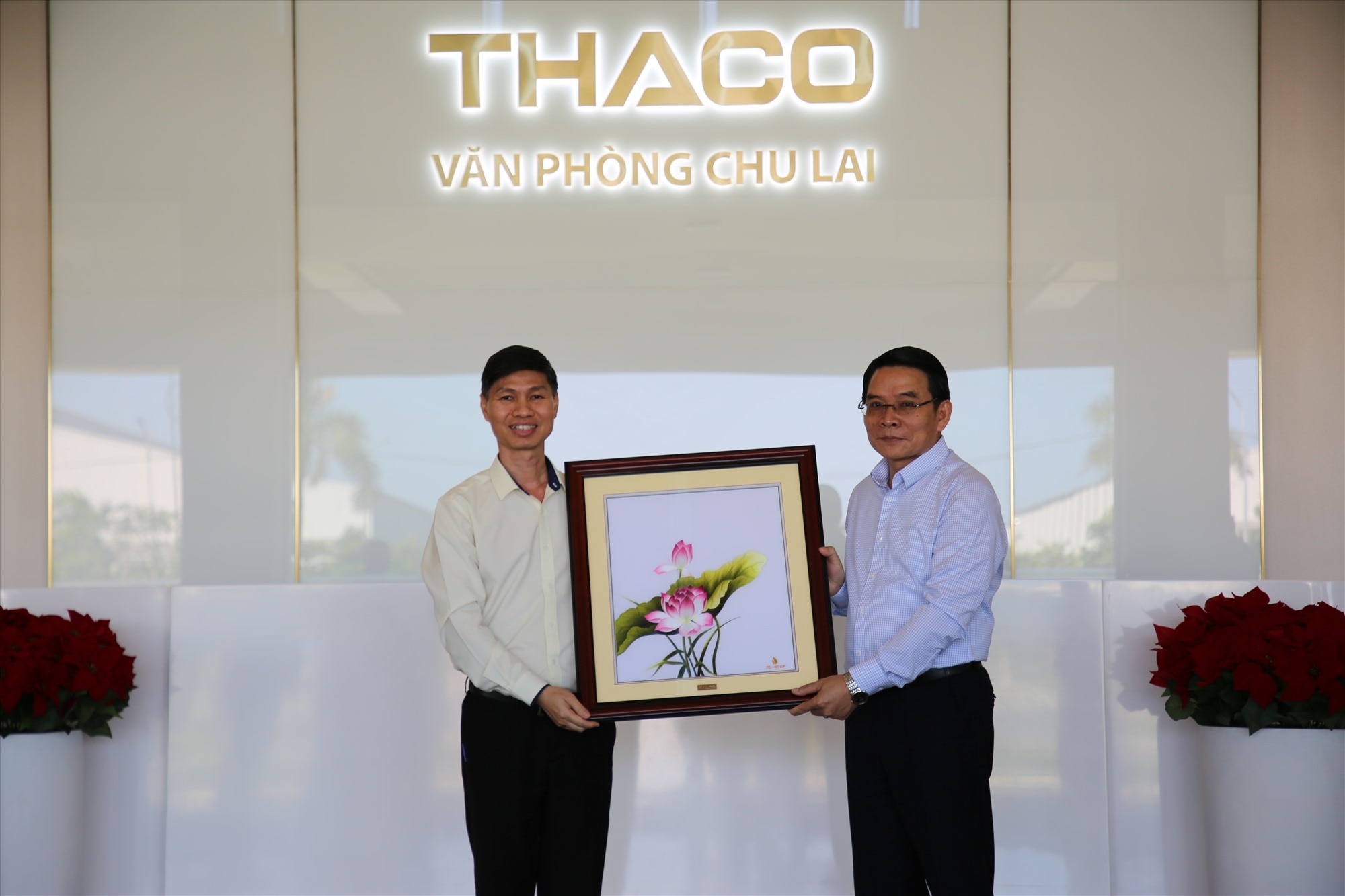 Đại diện THACO tặng quà cho trưởng đoàn công tác tỉnh Chămpasak. Ảnh: Đ.N