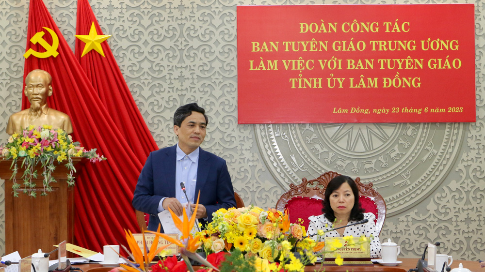 Phó Giám đốc Trung tâm Thông tin công tác tuyên giáo, Ban Tuyên giáo Trung ương Phạm Hoàng Tinh phát biểu tại buổi làm việc