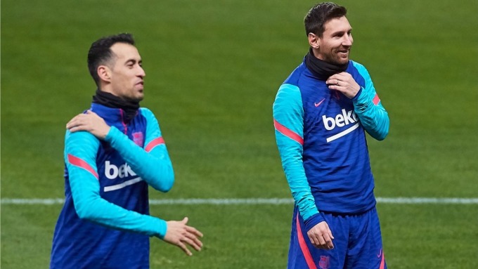 Busquets và Messi thời còn khoác áo Barca. Ảnh: EPA