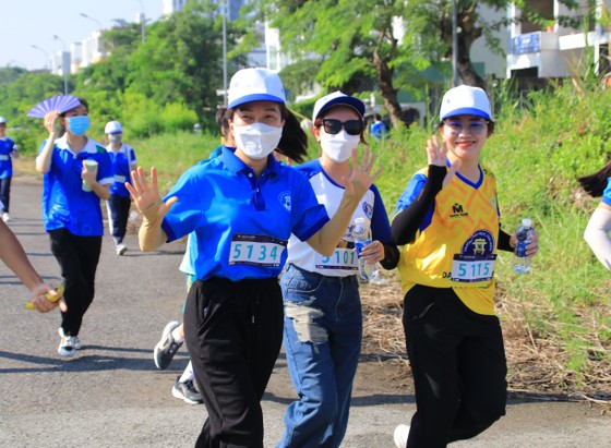 Trường ĐH Văn Hiến tổ chức giải chạy bộ gây quỹ giúp học sinh, sinh viên khó khăn ảnh 5