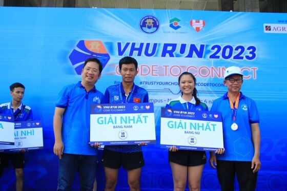 Trường ĐH Văn Hiến tổ chức giải chạy bộ gây quỹ giúp học sinh, sinh viên khó khăn ảnh 9