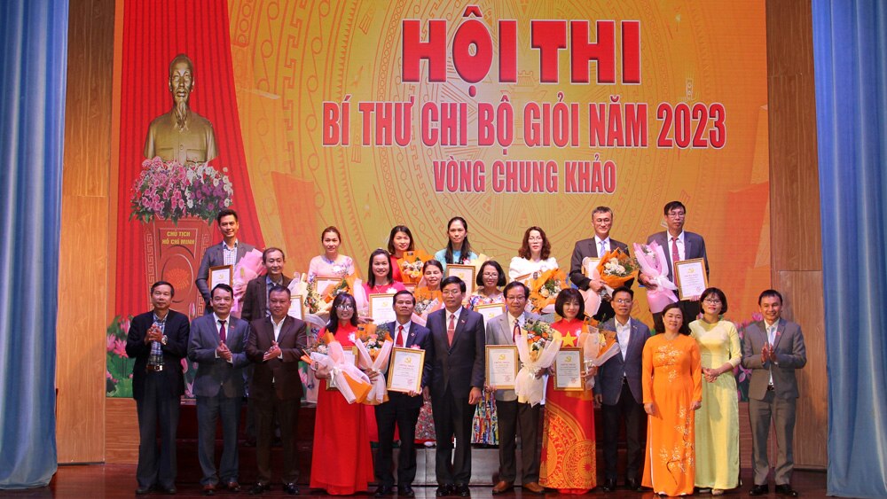 Ban Tổ chức Hội thi và các đại biểu chụp hình lưu niệm với các thí sinh